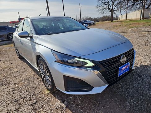 Used 2023 Nissan Altima 2.5 SV image 2