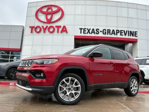 Used 2025 Jeep Compass Limited AWD/4WD image 2