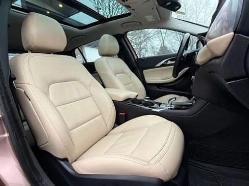 Used 2017 INFINITI QX30 Premium w/ Navigation Package image 16