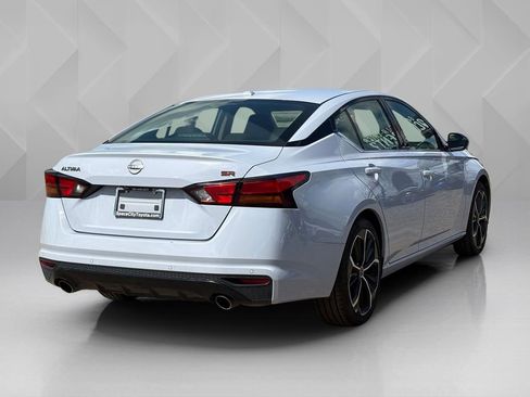 Used 2024 Nissan Altima 2.5 SR FWD image 5