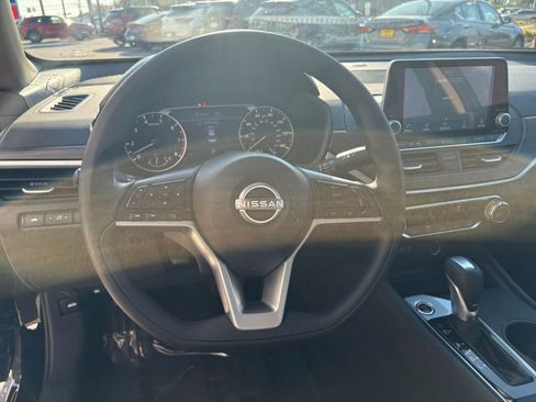 Used 2025 Nissan Altima 2.5 SV image 28
