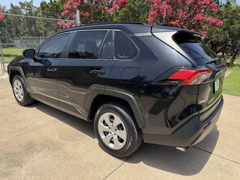 Used 2019 Toyota RAV4 LE FWD image 10