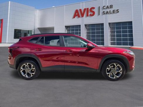 Used 2025 Chevrolet Trax LT w/ LT Convenience Package FWD image 5