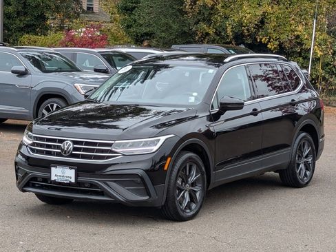 Certified 2024 Volkswagen Tiguan SE image 9