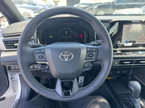 Used 2025 Toyota Camry SE w/ Convenience Package image 3