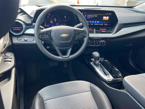 Used 2025 Chevrolet Trax LT image 18