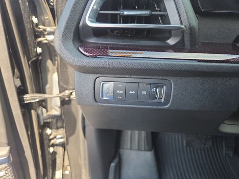 Used 2025 Chevrolet Traverse RS w/ LPO, Floor Liner Package AWD/4WD image 32