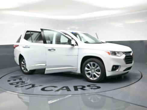 Used 2018 Chevrolet Traverse Premier FWD image 25