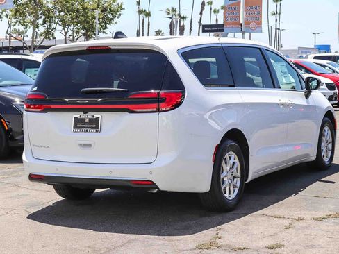 New 2027 Chrysler Pacifica Select FWD image 4