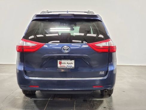 Used 2019 Toyota Sienna XLE image 30
