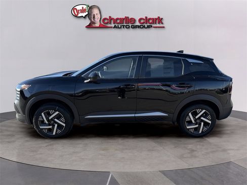 Used 2025 Nissan Kicks SV image 3