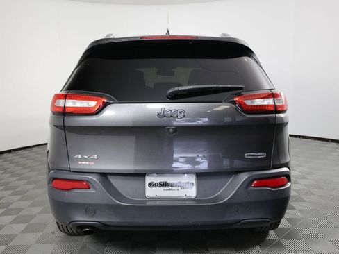 Used 2016 Jeep Cherokee Latitude AWD/4WD image 3