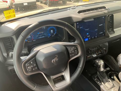 Used 2025 Ford Bronco Badlands image 25