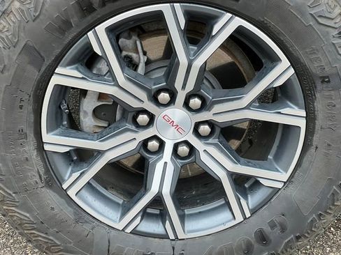 Used 2024 GMC Acadia AT4 w/ Luxury Package image 9