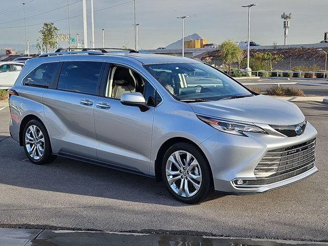 Used 2023 Toyota Sienna Platinum FWD image 3