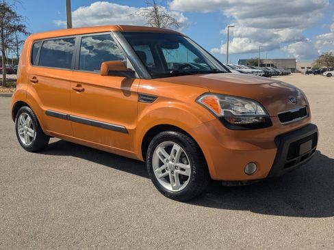 Used 2011 Kia Soul + w/ Audio Pkg image 2
