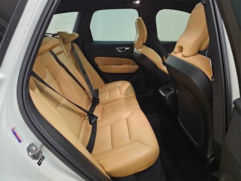 Used 2020 Volvo XC60 T5 Momentum image 12