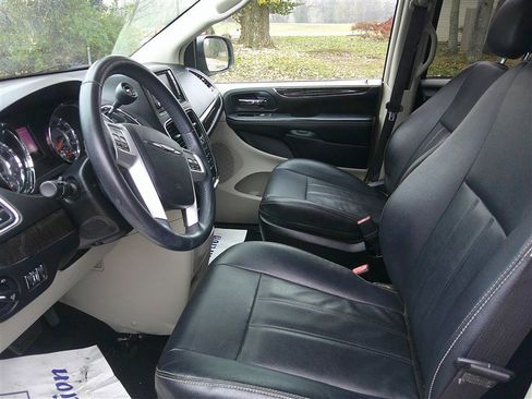 Used 2016 Chrysler Town & Country Touring image 10