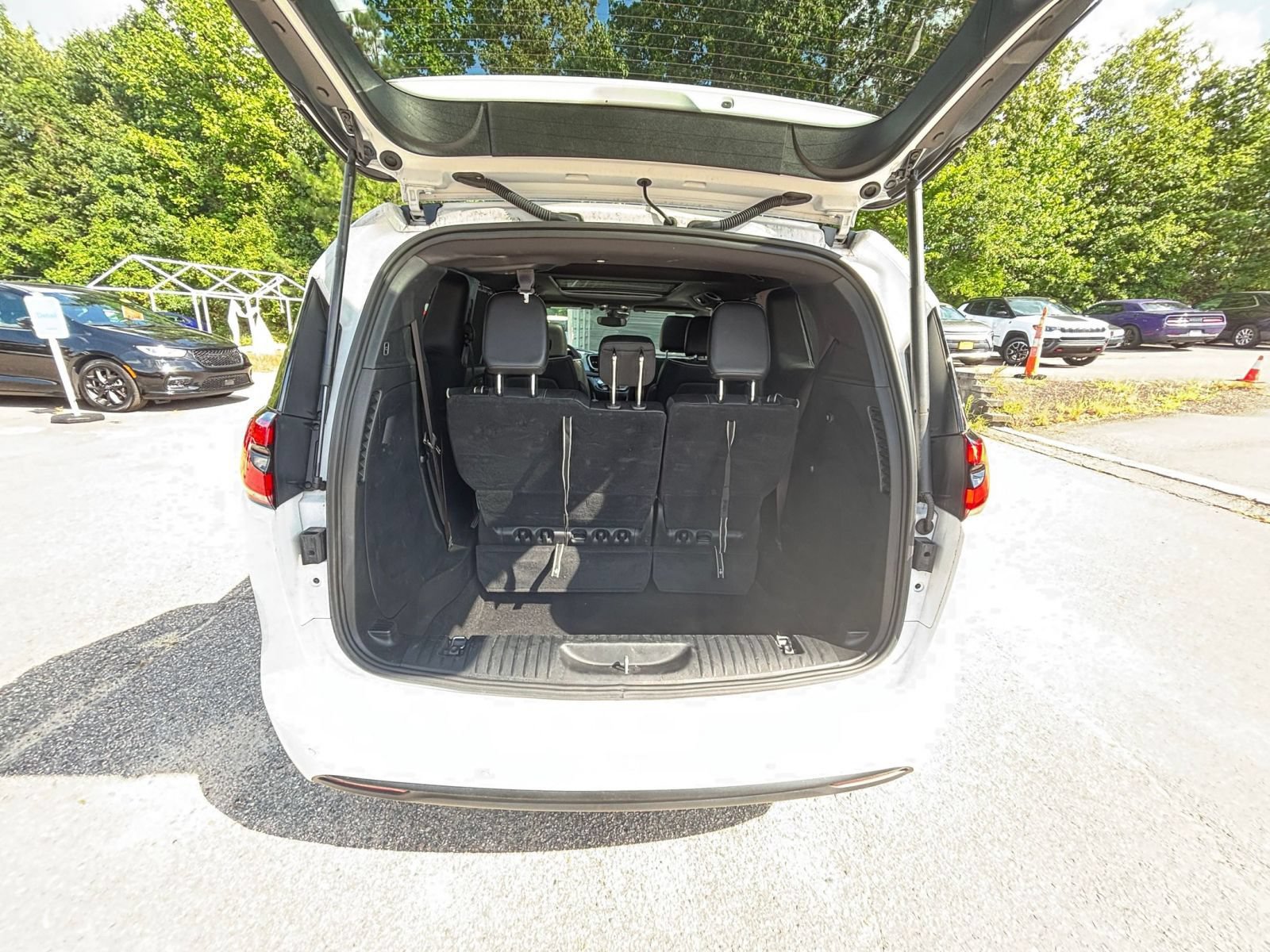 Used 2025 Chrysler Pacifica Limited FWD image 34