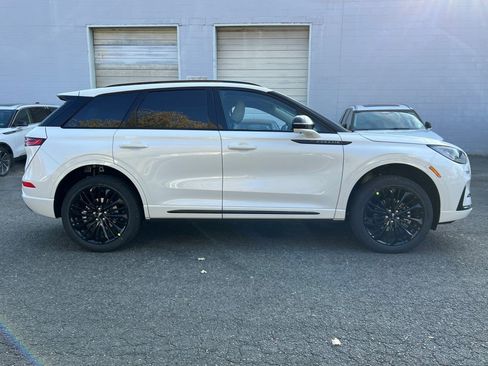 New 2026 Lincoln Corsair Premiere image 3