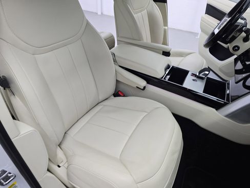 Used 2025 Land Rover Range Rover Long Wheelbase SE image 10