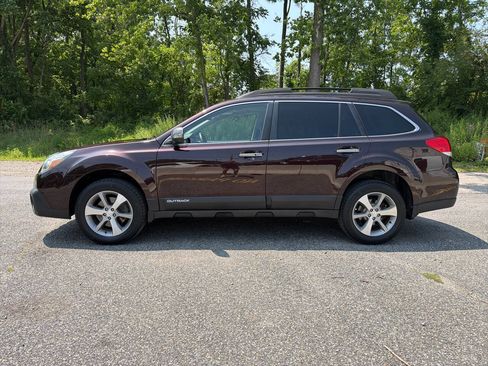 Used 2013 Subaru Outback 3.6R Limited w/ Special Appearance Pkg AWD/4WD image 2