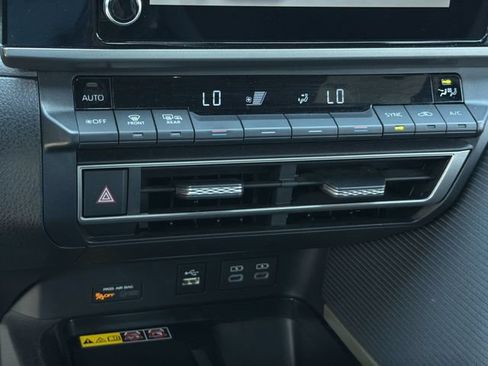 Used 2025 Toyota Camry SE FWD image 27