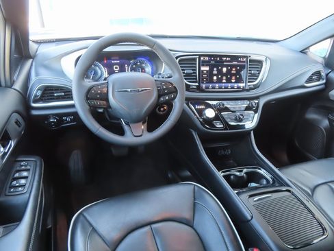 Certified 2025 Chrysler Pacifica Limited image 4