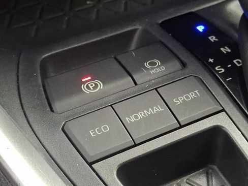 Used 2020 Toyota RAV4 LE FWD image 26
