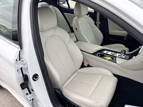 Used 2025 Genesis G70 2.5T image 24