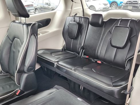 Used 2023 Chrysler Pacifica Limited image 24