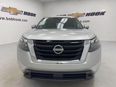 Used 2025 Nissan Pathfinder SV FWD image 2