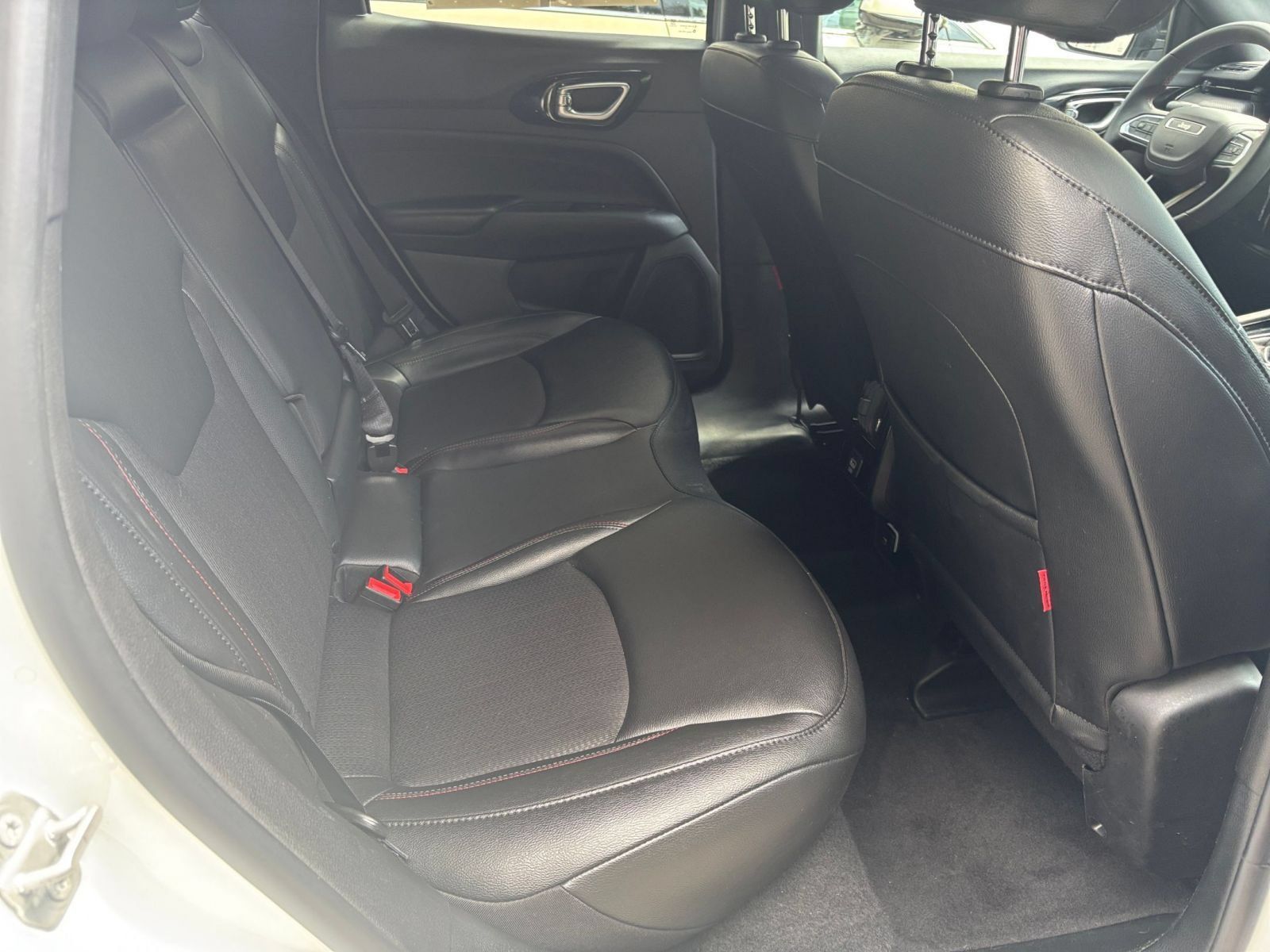 Used 2025 Jeep Compass Trailhawk AWD/4WD image 36