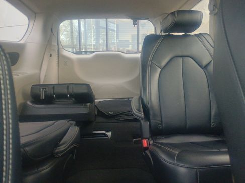 Used 2024 Chrysler Pacifica Touring-L image 38