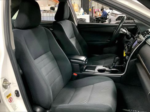 Used 2015 Toyota Camry LE image 8