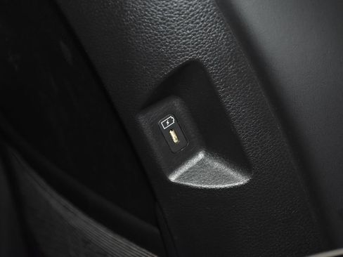 Used 2025 Kia Carnival FWD image 29