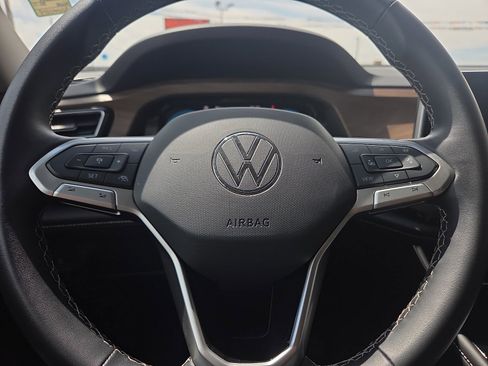 Used 2025 Volkswagen Atlas SE image 12