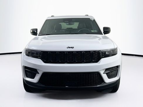 Used 2023 Jeep Grand Cherokee Altitude image 2