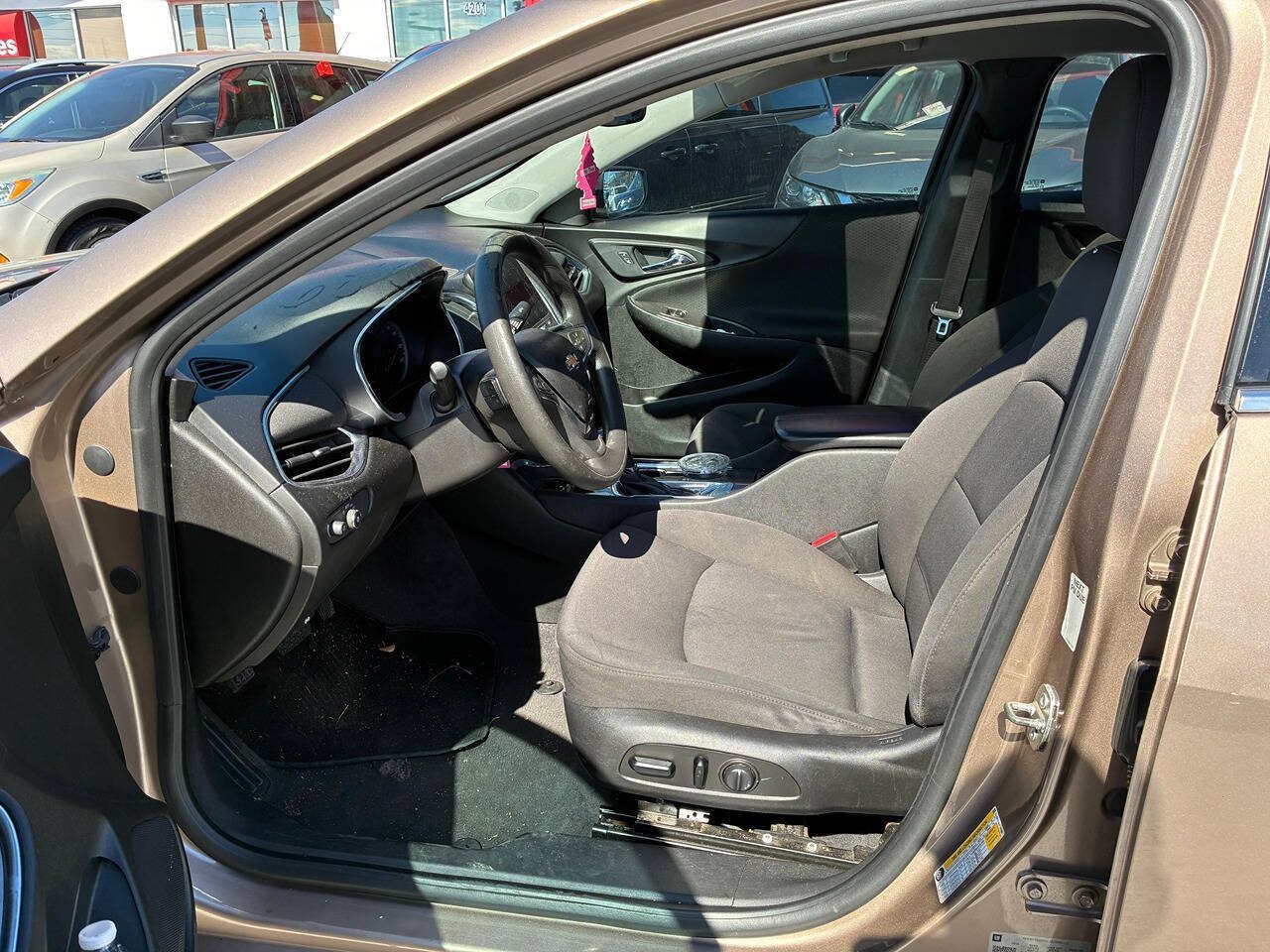 Used 2019 Chevrolet Malibu LT FWD image 4