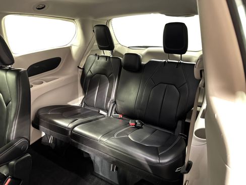 Used 2023 Chrysler Pacifica Touring-L FWD image 27