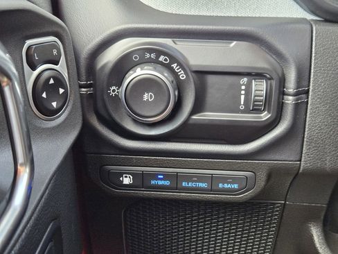 Used 2025 Jeep Wrangler Unlimited Sahara w/ Safety Group AWD/4WD image 24