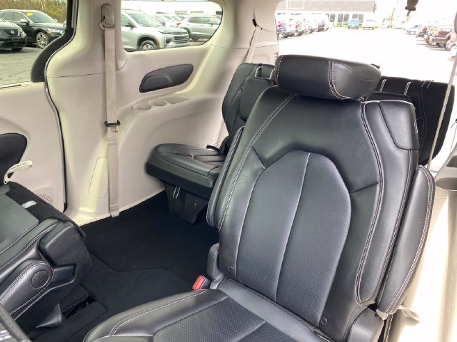 Used 2024 Chrysler Pacifica Touring-L FWD image 16