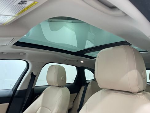 Used 2018 Jaguar F-PACE Premium image 12