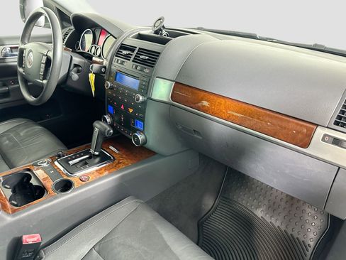 Used 2010 Volkswagen Touareg VR6 image 27