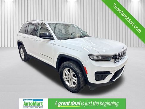 Used 2023 Jeep Grand Cherokee Laredo image 1