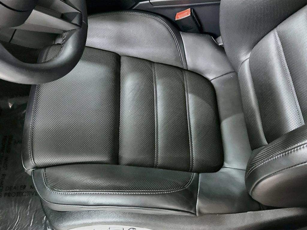 Certified 2025 Porsche Macan AWD/4WD image 21