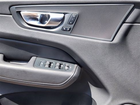 Used 2025 Volvo XC60 B5 Core image 3