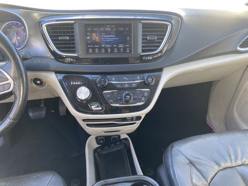 Used 2020 Chrysler Pacifica Touring-L image 13