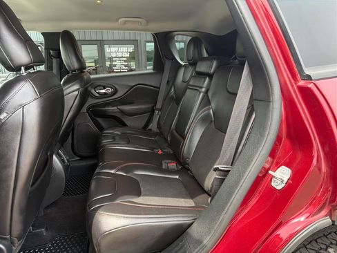Used 2019 Jeep Cherokee Trailhawk w/ Cold Weather Group AWD/4WD image 15