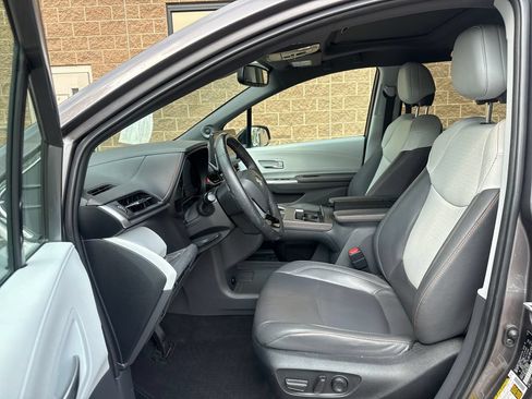 Used 2022 Toyota Sienna XSE w/ XSE Plus Package FWD image 13